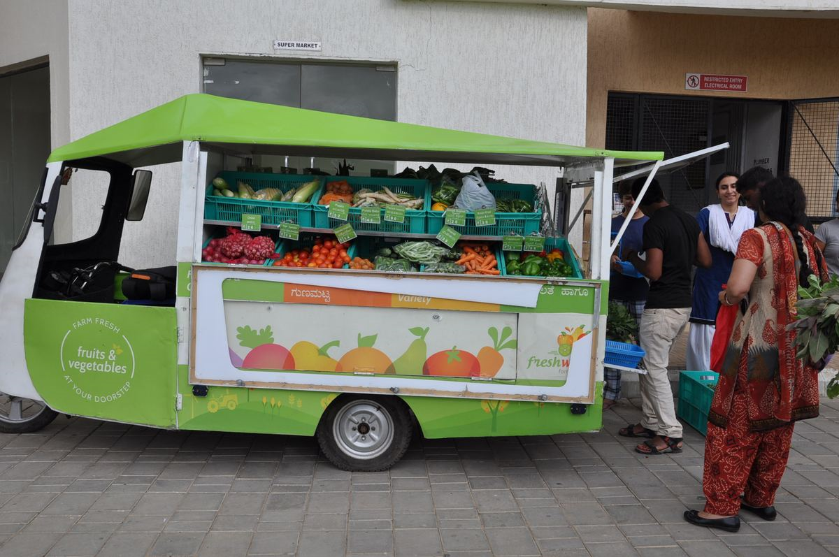 Mobile retail cart and fixed outlet management for fruits and vegetables